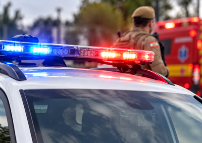 Colis&atilde;o entre carro e motocicleta deixou o motociclista ferido e mobilizou equipes de emerg&ecirc;ncia e a Pol&iacute;cia Militar