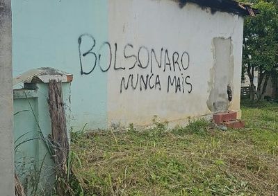 COLUNA ROBSON CALIXTO I Cartazes contra Fl&aacute;vio Bolsonaro e picha&ccedil;&otilde;es em Canoinhas reacendem o debate sobre os limites das manifesta&ccedil;&otilde;es pol&iacute;ticas