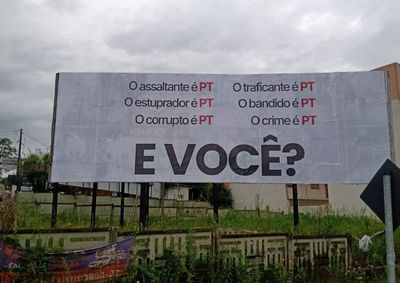 Justi&ccedil;a Eleitoral teria determinado a retirada; Pol&iacute;cia Militar tamb&eacute;m esteve no local e registrou ocorr&ecirc;ncia