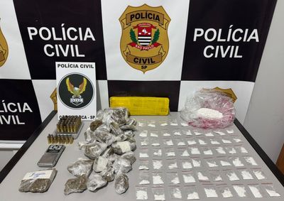 Mandado de busca foi cumprido no bairro Senhor Menino; pol&iacute;cia apreendeu drogas, muni&ccedil;&otilde;es, dinheiro e balan&ccedil;as de precis&atilde;o