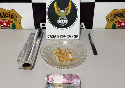 Suspeito de 36 anos foi flagrado por agentes da DISE preparando pedras de crack para comercializa&ccedil;&atilde;o