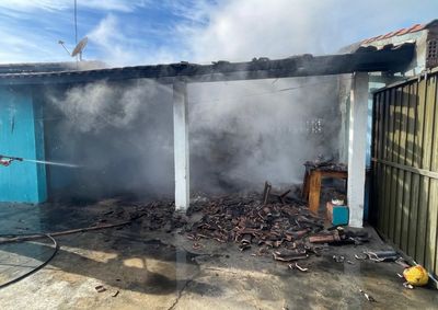 A&ccedil;&atilde;o r&aacute;pida de vizinhos e da Defesa Civil evitou que as chamas se espalhassem para o interior do im&oacute;vel; duas pessoas sa&iacute;ram ilesas