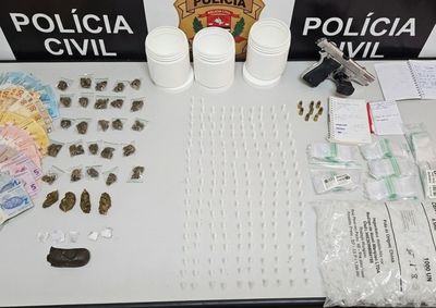 Jovem de 19 anos foi preso em flagrante ap&oacute;s den&uacute;ncia an&ocirc;nima; drogas estavam prontas para comercializa&ccedil;&atilde;o e arma estava municiada