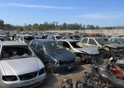 Edital prev&ecirc; a venda de lote &uacute;nico composto por ve&iacute;culos, motocicletas, semirreboques e pe&ccedil;as automotivas classificados como sucatas inserv&iacute;veis