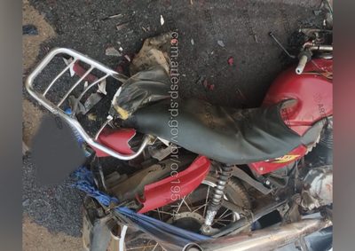 Moto com dois ocupantes atingiu uma carreta que cruzava a rodovia na manh&atilde; desta segunda-feira (1&ordm;)