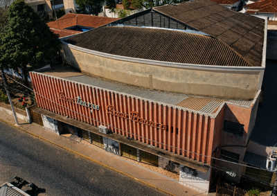 Da recupera&ccedil;&atilde;o do Cine Teatro &agrave; cria&ccedil;&atilde;o de espa&ccedil;os para apresenta&ccedil;&otilde;es, apresento neste artigo caminhos para incentivar os talentos da nossa cidade