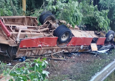 Ve&iacute;culo tombou na serra que liga Po&ccedil;os de Caldas a S&atilde;o Roque da Fartura; ao menos, tr&ecirc;s est&atilde;o em estado grave