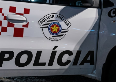 Ap&oacute;s desobedecer &agrave; ordem de parada e transitar pela contram&atilde;o, o motociclista colidiu com a viatura e foi socorrido com escoria&ccedil;&otilde;es