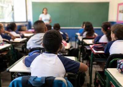 Pol&iacute;tica p&uacute;blica abriu cerca de 5 mil escolas estaduais aos finais de semana e ofereceu bolsas integrais a universit&aacute;rios