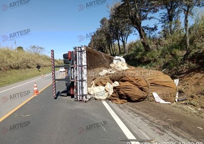 Ve&iacute;culo saiu da pista e tombou no talude lateral. Remo&ccedil;&atilde;o da carga e da carreta se estendeu at&eacute; esta segunda-feira (3)