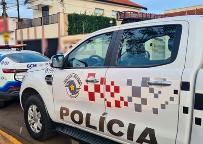 Suspeitos entraram pela sacada do im&oacute;vel por volta das 6h e fugiram ap&oacute;s n&atilde;o encontrarem bens de valor