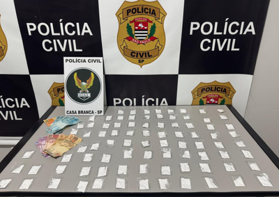 Homens de 18 e 34 anos foram flagrados no Bairro Santa Terezinha; agentes da DISE localizaram dinheiro e esconderijo com entorpecentes