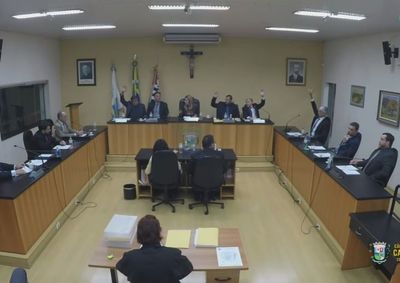 Presidente Fabiana Sandoval deu o voto decisivo ap&oacute;s cinco vereadores votarem contra e cinco a favor da derrubada do veto