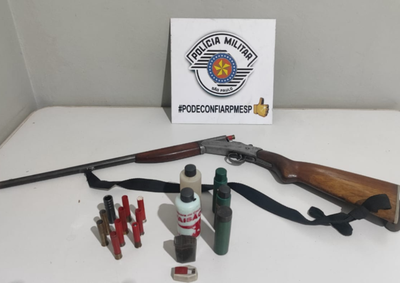 Suspeito declarou ter efetuado quatro disparos; arma, muni&ccedil;&otilde;es e kit de recarga foram apreendidos