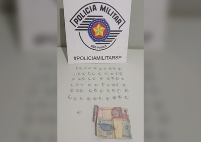 Droga estava escondida em &aacute;rvore pr&oacute;xima; adolescente foi liberado ap&oacute;s receber voz de apreens&atilde;o