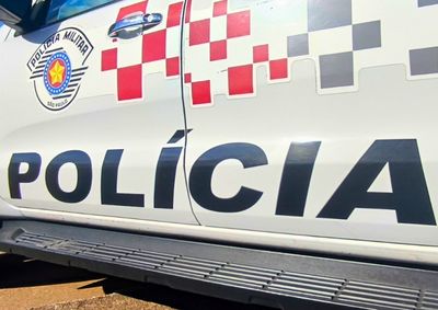 Dupla resistiu &agrave; abordagem, hostilizou a equipe e tentou desarmar os agentes; ambos foram presos por desacato