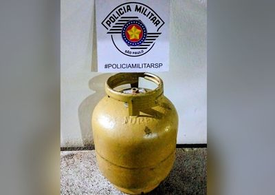 Suspeito pulou o muro da resid&ecirc;ncia durante a madrugada e confessou o crime ap&oacute;s ser localizado pela PM