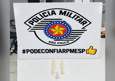Entorpecentes foram recuperados no trajeto da fuga; 7 c&aacute;psulas de coca&iacute;na foram apreendidas