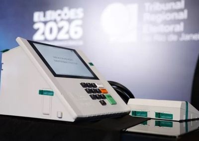 Mulher distribu&iacute;a material de propaganda eleitoral pr&oacute;ximo a local de vota&ccedil;&atilde;o