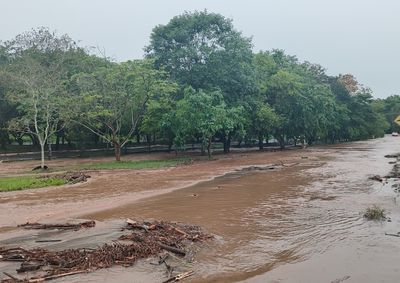 Chuva impediu a passagem de ve&iacute;culos no Espraiado e provocou danos no pavimento do bairro Nazar&eacute; neste s&aacute;bado (10)