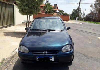 GM - Chevrolet Corsa Sedan Milenium 1.0 16v Vermelha 2001 - Campo