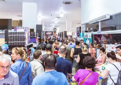 Pen&uacute;ltimo dia da Liquida&ccedil;&atilde;o promovida pelo com&eacute;rcio nas Lojas de Ciudad del Leste causou filas para a travessia da Ponte da Amizade  