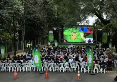Carreta ba&uacute; equipada com um moderno sistema de som foi montada ao lado do bosque municipal 
