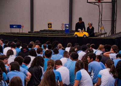 Voltado ao p&uacute;blico de 7 a 14 anos, a pe&ccedil;a teatral aborda, de forma l&uacute;dica e interativa, situa&ccedil;&otilde;es do dia a dia nas rodovias