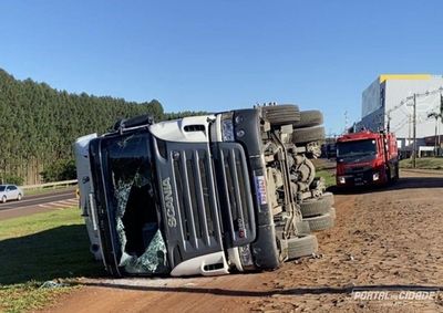 Motorista n&atilde;o teve ferimentos graves e acompanhou os trabalhos de remo&ccedil;&atilde;o do ve&iacute;culo tombado