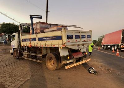 Colis&atilde;o aconteceu entre uma moto e um caminh&atilde;o que cruzava a rodovia para acessar o distrito de Agrocafeeira