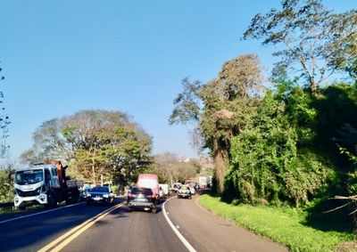 Foram registrados danos materiais e os envolvidos sofreram les&otilde;es leves  