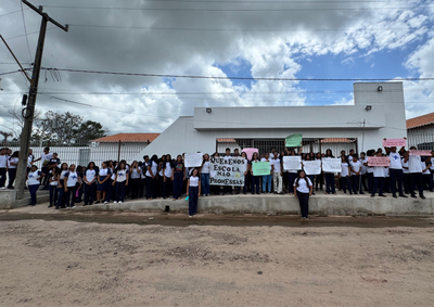 O protesto aconteceu na porta do Centro Educa Mais Analiz Bacelar Silva, que est&aacute; em reforma desde 2021