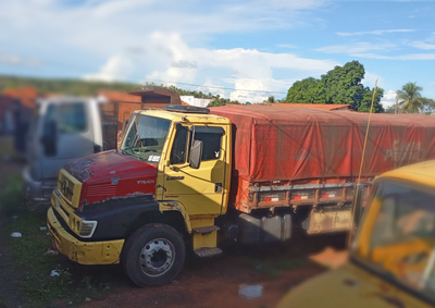 O caminh&atilde;o Mercedes-Benz, modelo L1620 ano 2007 de cor amarela, com registro em Tiangu&aacute;, Cear&aacute;, estava retido na Pol&iacute;cia Civil, h&aacute; cerca de 40 dias 