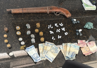 Uma den&uacute;ncia an&ocirc;nima levou a PM at&eacute; uma resid&ecirc;ncia no bairro Anil, onde foram apreendidos entorpecentes, dinheiro e uma arma de fabrica&ccedil;&atilde;o caseira