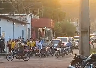 Um v&iacute;deo feito por um popular mostra uma caminhada com poucos apoiadores pelas ruas e avenidas do Centro da cidade