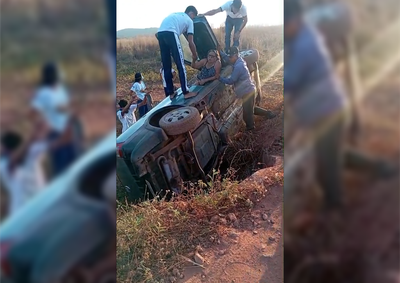 A v&iacute;tima de 78 anos foi retirada do ve&iacute;culo com a ajuda de estudantes que passavam pelo local em um &ocirc;nibus escolar

