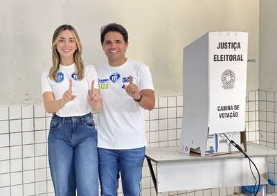 Prefeito votou no in&iacute;cio da tarde deste domingo (4), na escola Cl&eacute;ber Sampaio, ao lado da primeira- dama