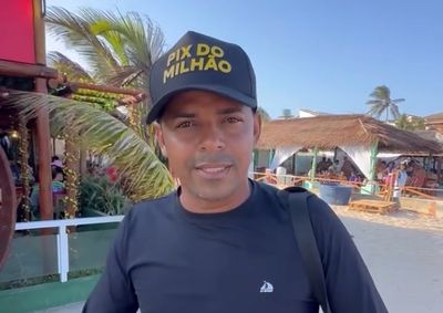 O artista publicou momentos em Barra do Itariri, Siribinha e S&iacute;tio do Conde,
destacando as belezas naturais, a culin&aacute;ria local e cantando em meio &agrave;s &aacute;guas