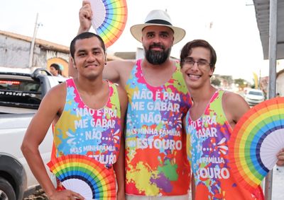 Organizados por fam&iacute;lias e grupos de amigos, blocos desfilaram sem cordas, com abad&aacute;s personalizados e ao som de pared&otilde;es