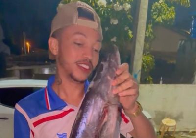 Cantor conhecido como &ldquo;Rei da Seresta&rdquo; compartilhou momentos de descontra&ccedil;&atilde;o em um bar na praia de Siribinha, em Conde