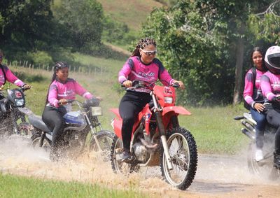 Evento reuniu dezenas de motociclistas em percurso marcado por lama, mata, adrenalina e supera&ccedil;&atilde;o at&eacute; o Rio do Gui