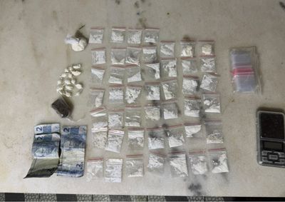 Pol&iacute;cia Militar encontrou coca&iacute;na, maconha, balan&ccedil;a de precis&atilde;o, dinheiro e embalagens para acondicionamento de entorpecentes