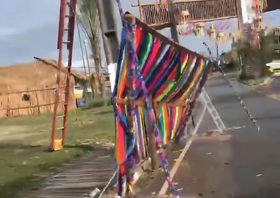 Decora&ccedil;&atilde;o preparada para os festejos juninos foi encontrada danificada; caso ainda n&atilde;o teve esclarecimento oficial