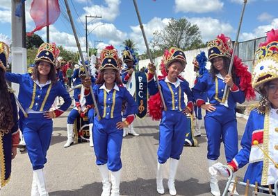 Estudantes representaram o munic&iacute;pio durante a programa&ccedil;&atilde;o de anivers&aacute;rio da cidade baiana