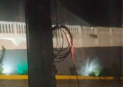 V&iacute;deo mostra momento em que a fia&ccedil;&atilde;o entra em curto durante a chuva; moradores pedem provid&ecirc;ncias urgentes