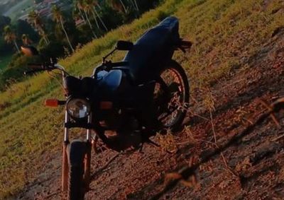 Segundo relato, suspeito apontou uma arma de fogo durante a abordagem e levou a motocicleta e um celular da v&iacute;tima