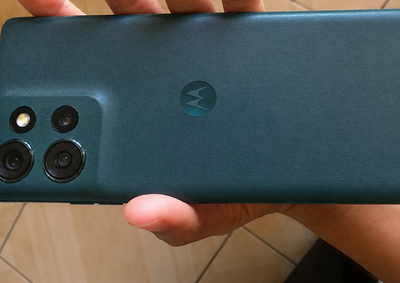 Ao ligar o aparelho, aparece a foto de um homem na tela inicial. O propriet&aacute;rio deve entrar em contato com Lourival para reaver o celular