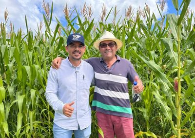 Antecipando poss&iacute;veis impactos do clima, Paulo Almeida e Dhiego Oliveira apostaram mais uma vez no milho e celebram o desenvolvimento da planta&ccedil;&atilde;o