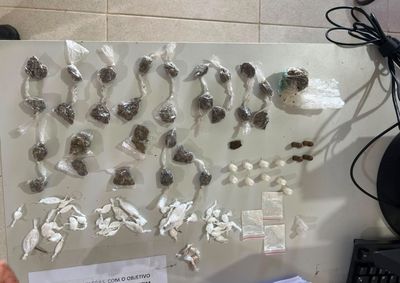 Material foi abandonado por um suspeito que fugiu ao perceber a aproxima&ccedil;&atilde;o da viatura