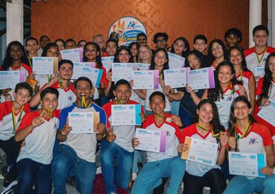 Alunos do Col&eacute;gio Acad&ecirc;mico foram homenageados durante cerim&ocirc;nia ap&oacute;s conquistarem medalhas de ouro, prata e bronze, al&eacute;m de seis men&ccedil;&otilde;es honrosas